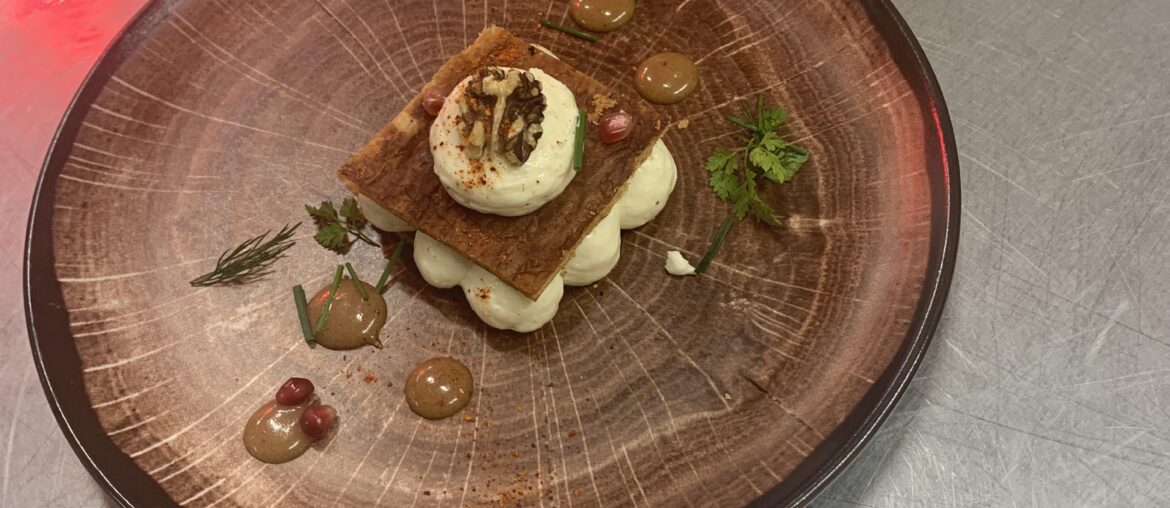 Millefeuille sur le thème du Périgord. Cabecou, miel de fleurs et noix. Caramel au vinaigre de noix