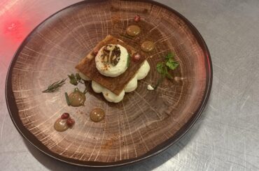 Millefeuille sur le thème du Périgord. Cabecou, miel de fleurs et noix. Caramel au vinaigre de noix