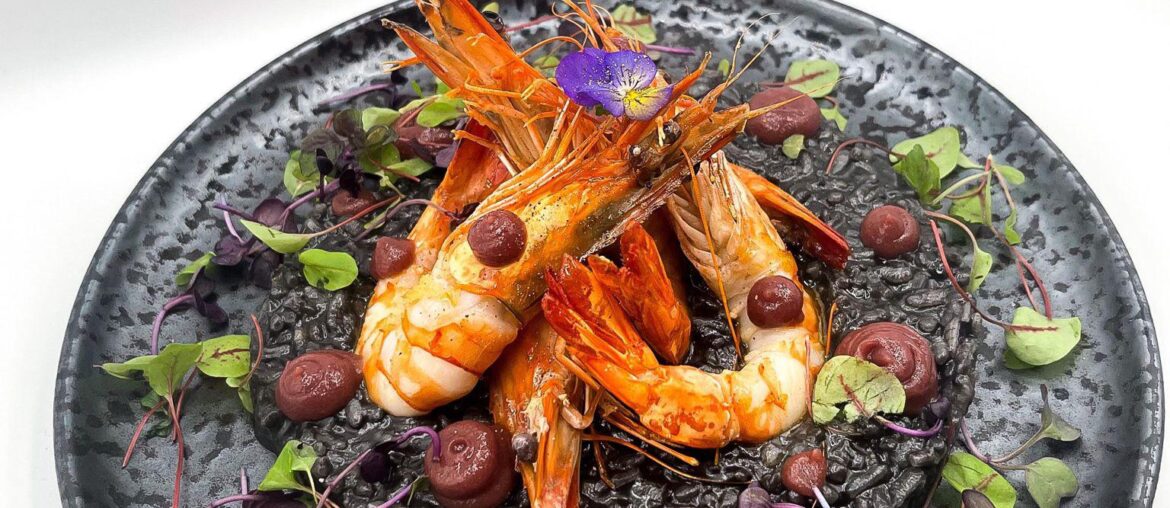 Risotto à l’encre de sèche et gambas grillées, déglacées à l'orange, Gel d’oignon rouge confit