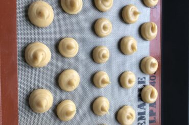 Profiteroles à la poche à douille