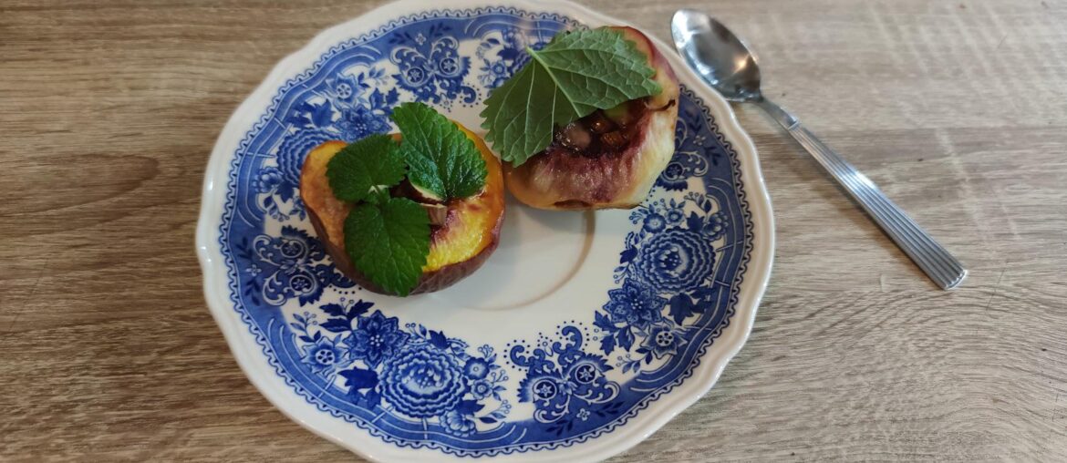 pêches au miel at amandes cuites au four accompagnées de mélisse