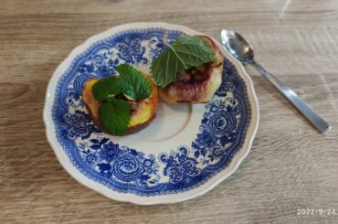 pêches au miel at amandes cuites au four accompagnées de mélisse