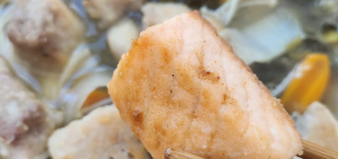 Déjeuner dominical : fondue chinoise au poisson avec une base de feuilles de moutarde marinées au vinaigre