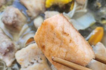 Déjeuner dominical : fondue chinoise au poisson avec une base de feuilles de moutarde marinées au vinaigre