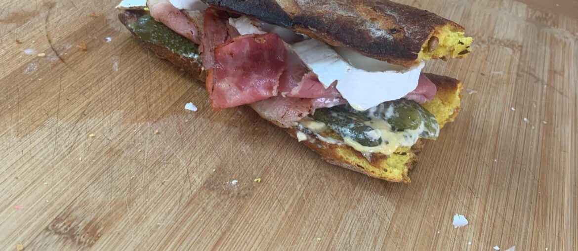 Sandwich Jambon Chèvre avec une baguette du boulanger au curry