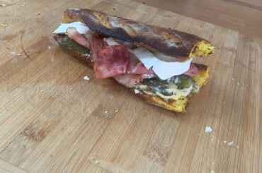 Sandwich Jambon Chèvre avec une baguette du boulanger au curry