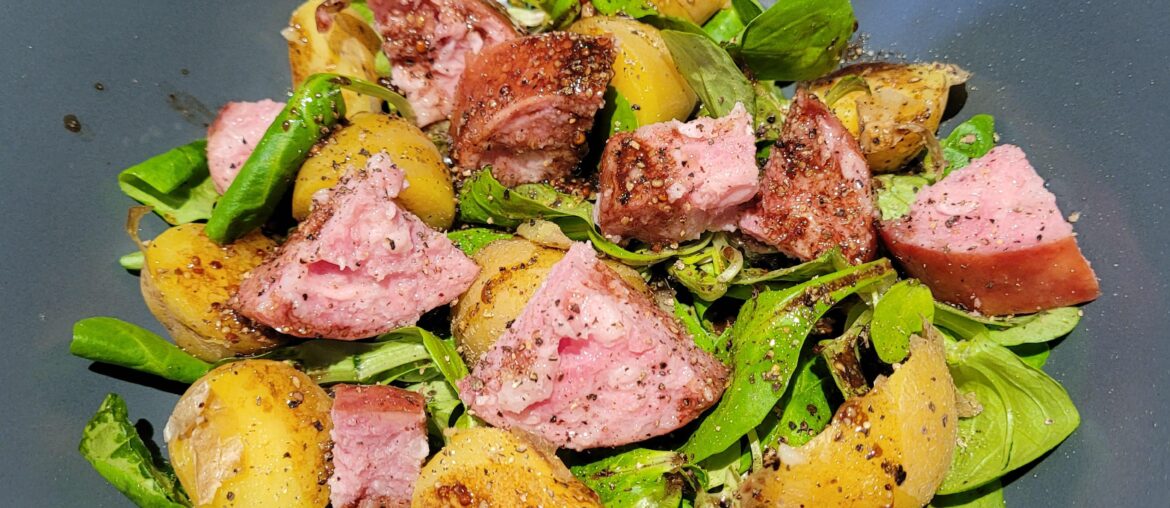 salade mâche, pommes de terre grenaille, saucisse de Morteau