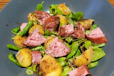 salade mâche, pommes de terre grenaille, saucisse de Morteau
