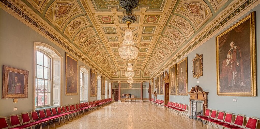 Assembly room inside Worcester Guildhall in England [2500x1666]