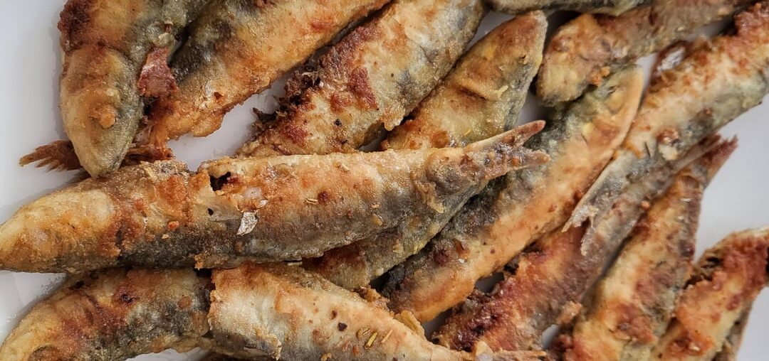 sardines grillées à la plancha, avec oignons et courgettes