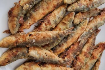 sardines grillées à la plancha, avec oignons et courgettes