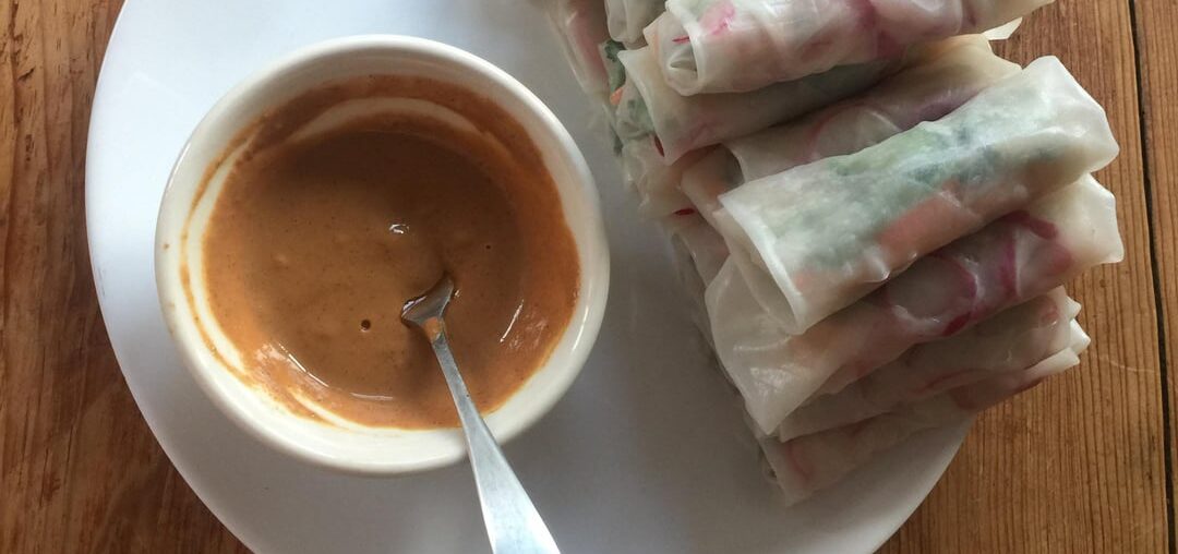 Rouleaux de printemps et sauce beurre de cacahuète