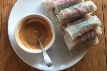 Rouleaux de printemps et sauce beurre de cacahuète