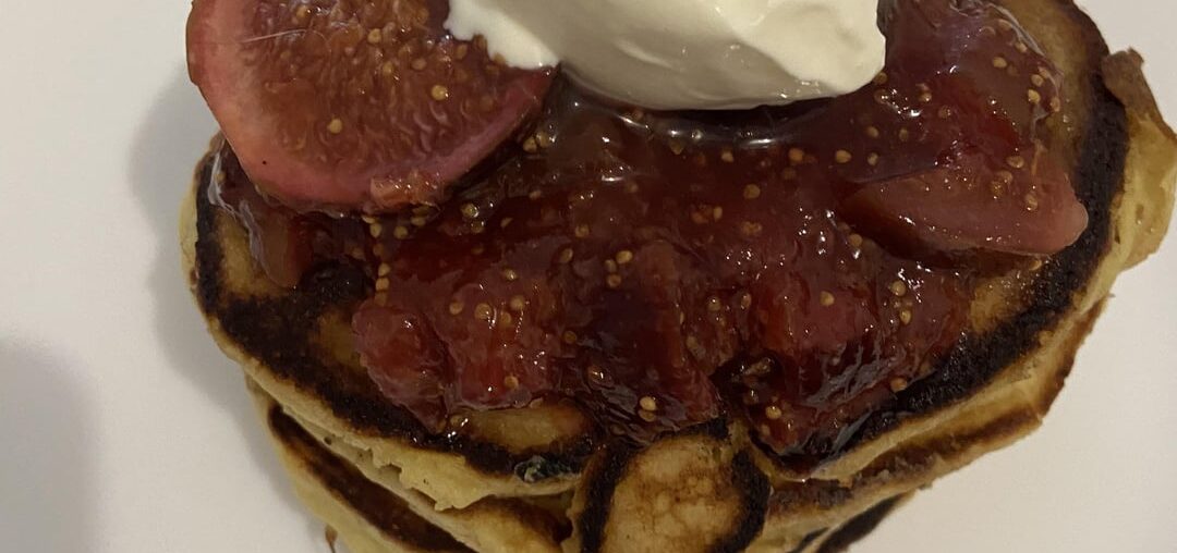 Pancakes ricotta-citron, compotée de figues, crème fraîche