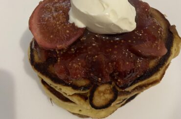 Pancakes ricotta-citron, compotée de figues, crème fraîche