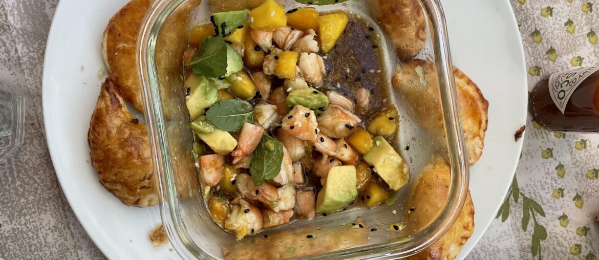Salade crevette/mangue/avocat et petits pâtés chauds 😙