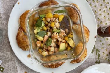 Salade crevette/mangue/avocat et petits pâtés chauds 😙