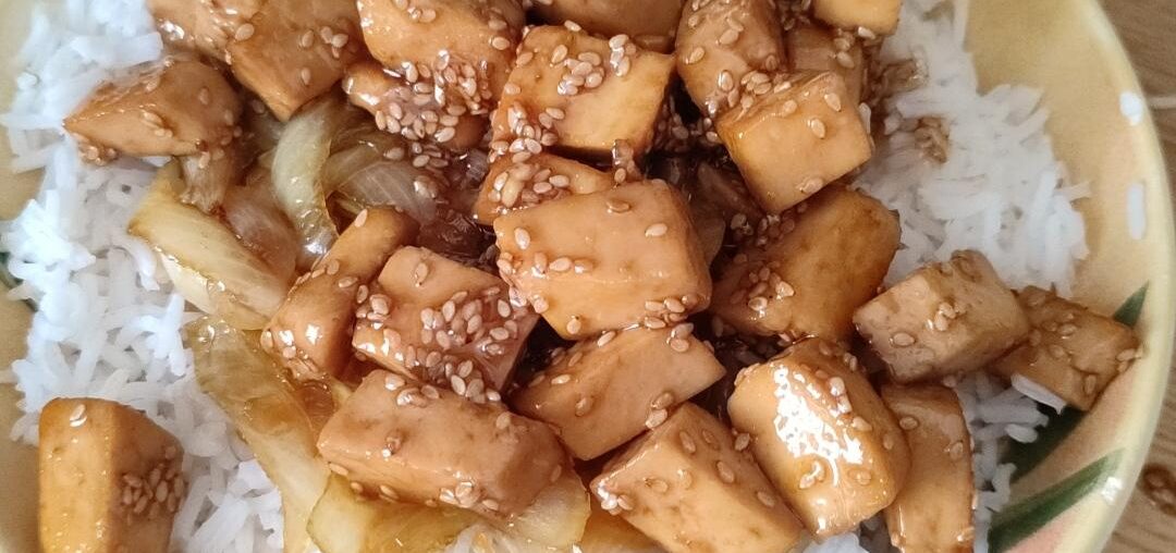 Tofu et oignon caramélisés avec de la sauce soja et au sésame