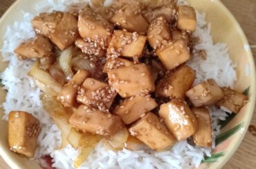 Tofu et oignon caramélisés avec de la sauce soja et au sésame