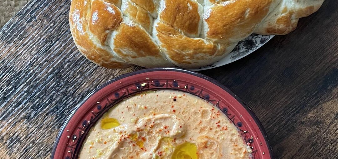 Pain Hallah avec tartinade tomates/pois chiches