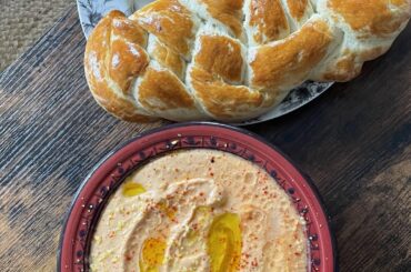 Pain Hallah avec tartinade tomates/pois chiches