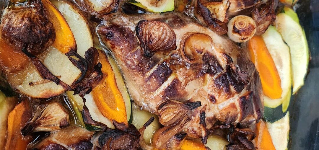 Poulet mariné à la sauce soja et légumes variés.