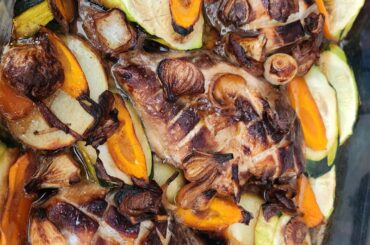 Poulet mariné à la sauce soja et légumes variés.