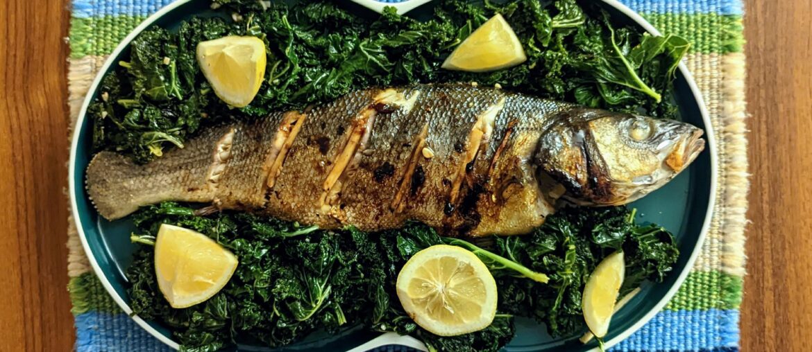 Bar au soja-gingembre-agrumes sur de chou frisé.