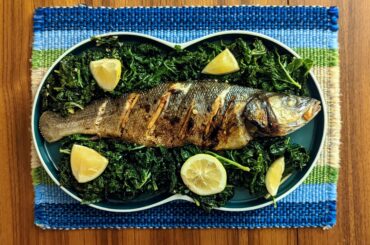 Bar au soja-gingembre-agrumes sur de chou frisé.