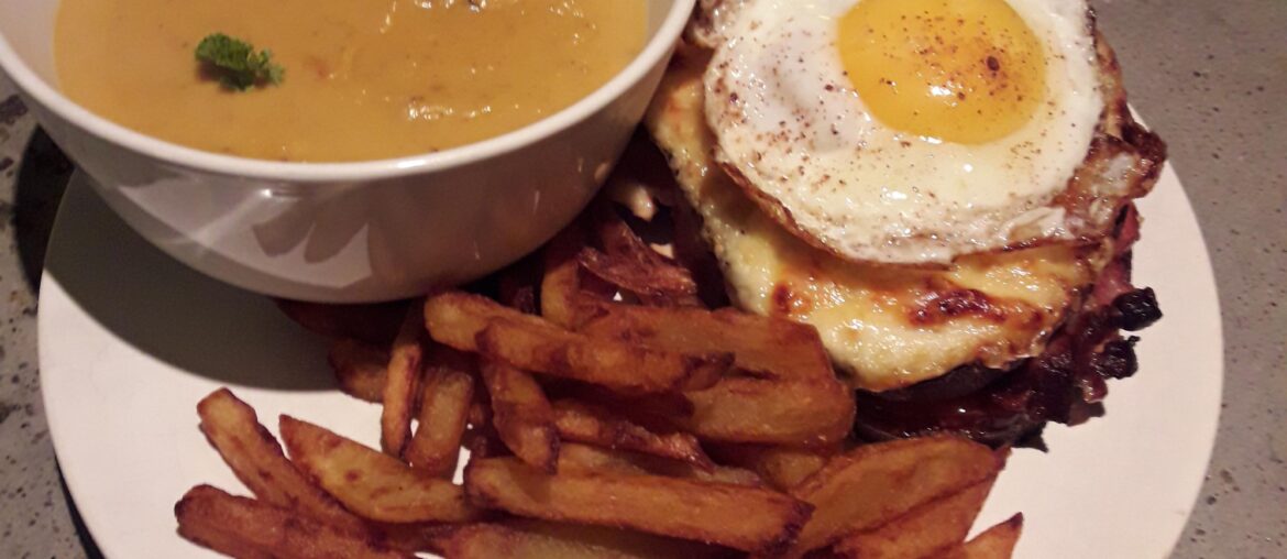 Croc Madame au comté, frites et velouté potiron/butternut au beurre et à la crème fraîche d'isigny