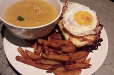 Croc Madame au comté, frites et velouté potiron/butternut au beurre et à la crème fraîche d'isigny