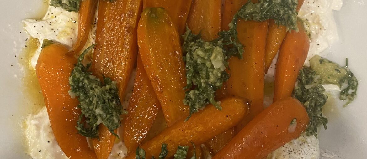 Burrata, carottes sautées au miel et vinaigre de noix, pesto de fanes de carottes