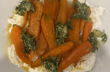 Burrata, carottes sautées au miel et vinaigre de noix, pesto de fanes de carottes