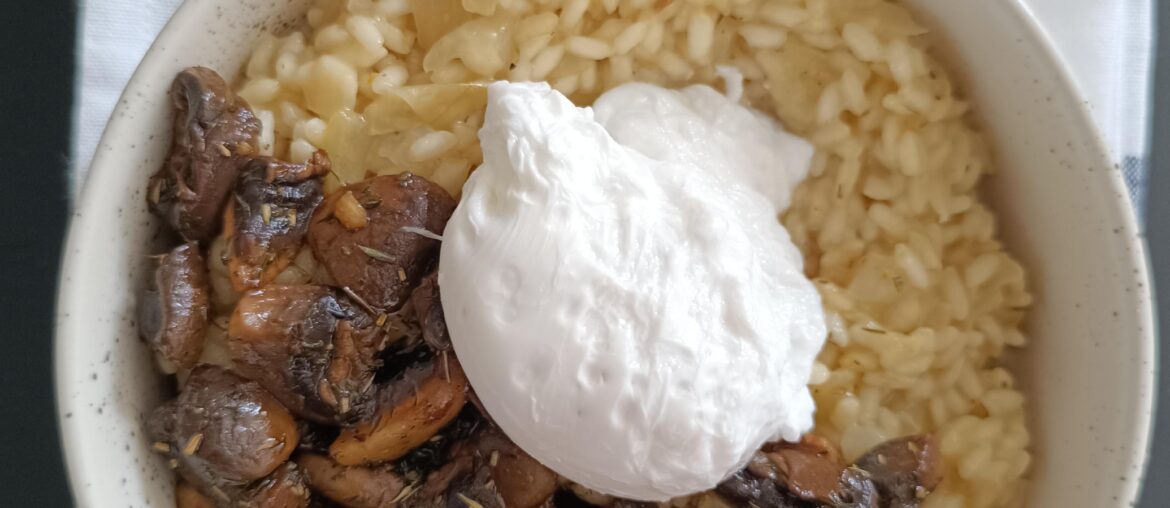 Risotto crémeux, champignons sautés aux herbes de Provence et oeuf mollet