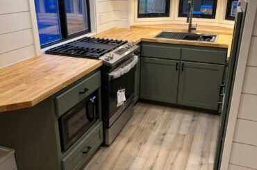 Making the most of the space in the Tinyhome kitchen.