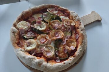 Pizza chèvre, mozzarella jambon courgette, c'était délicieux