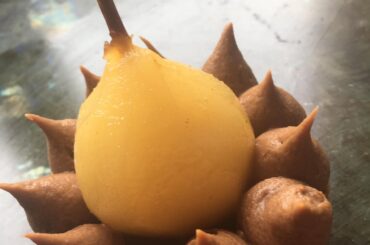 Mes tartelettes chocolat/poires pochées vanille/ganache pralinoise montée et ganache chocolat montée