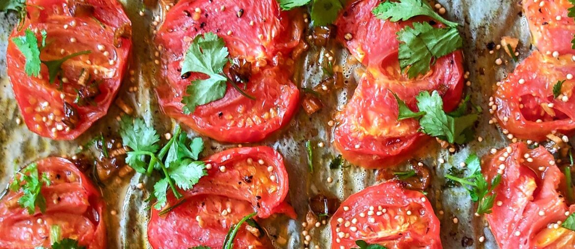 Tomates au four - aromates frits ( ail - gingembre - piment frais et tiges de coriandre ) - recette Ottolenghi