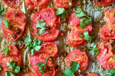 Tomates au four - aromates frits ( ail - gingembre - piment frais et tiges de coriandre ) - recette Ottolenghi