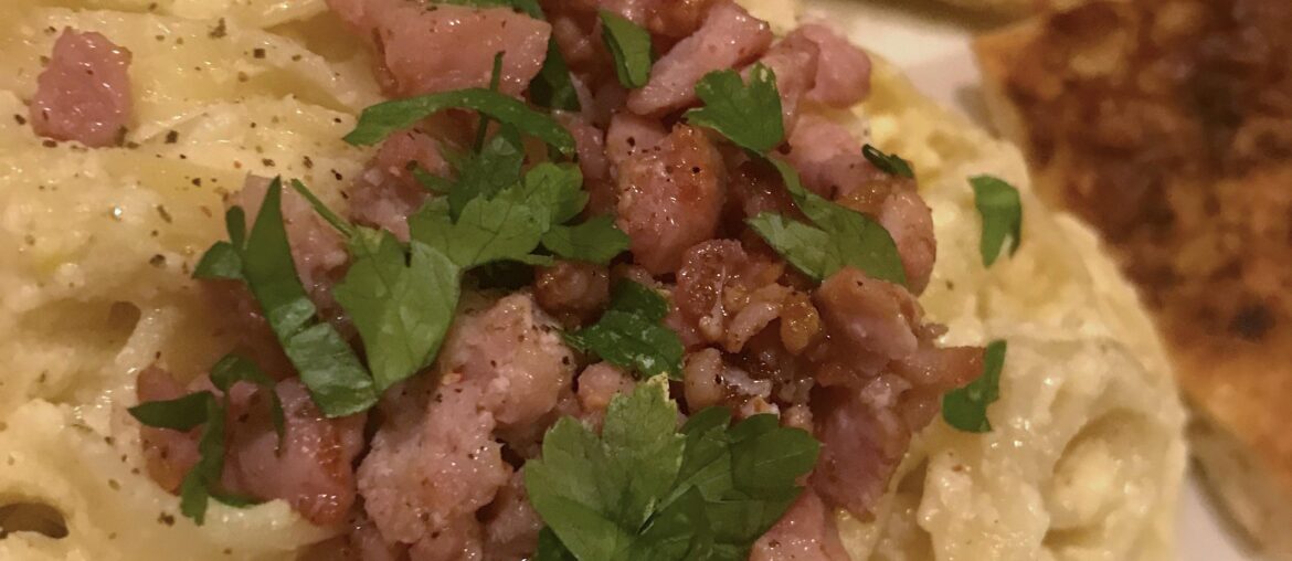 Fettucine Alfredo, avec du bacon et persil