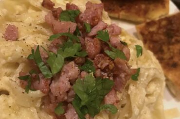 Fettucine Alfredo, avec du bacon et persil