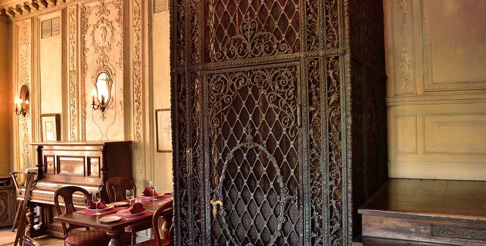 Café Pushkin in Moskow, Russia [1000x1500]