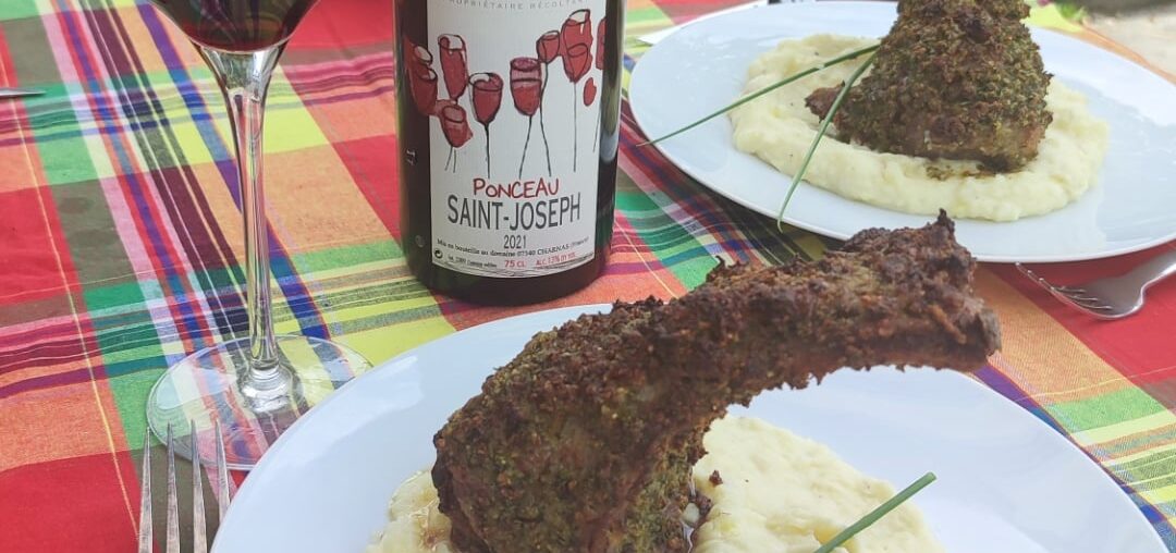 Carré d'agneau en croûte d'herbes et purée à la crème infusée à l'ail et romarin