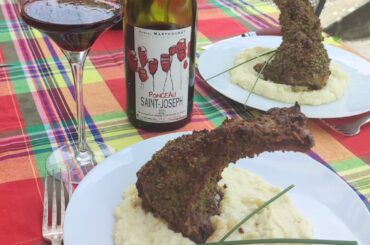 Carré d'agneau en croûte d'herbes et purée à la crème infusée à l'ail et romarin