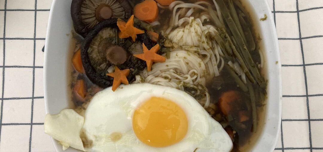 Bouillon dashi, œuf frit, légumes et udon