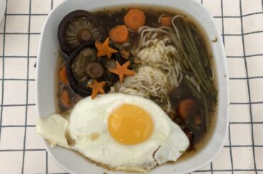 Bouillon dashi, œuf frit, légumes et udon