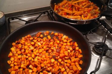 Patate douce rissolée, poêlée de légumes du frigo et filet de crème de vinaigre