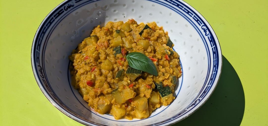 Dahl de lentilles au curry vert, courgettes, tomates et habaneros