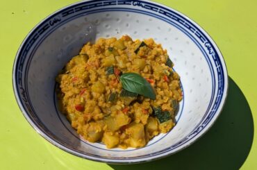 Dahl de lentilles au curry vert, courgettes, tomates et habaneros