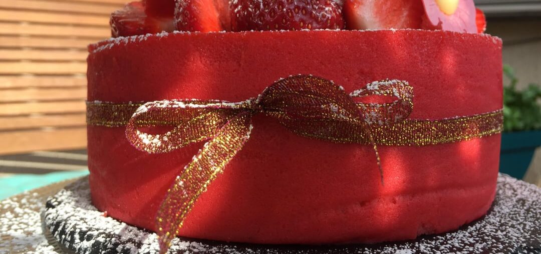 Mon fraisier, biscuit Joconde, crème mousseline à la vanille, pâte d'amande maison !